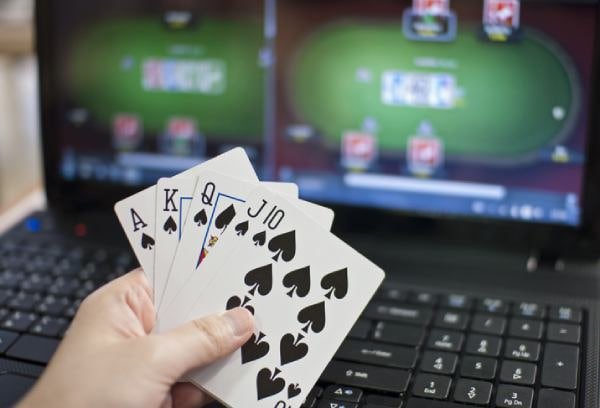 vip880 အွန်လိုင်း ကတ်ဂိမ်းများ Poker Baccarat မြန်မာ player ကစားနေသည်